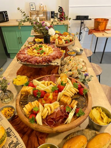 Montaje gastronómico para cumpleaños inspirado en la estética de los años noventa
