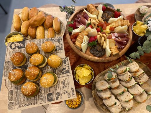 Detalle gastronómico de celebración de cumpleaños con temática noventera