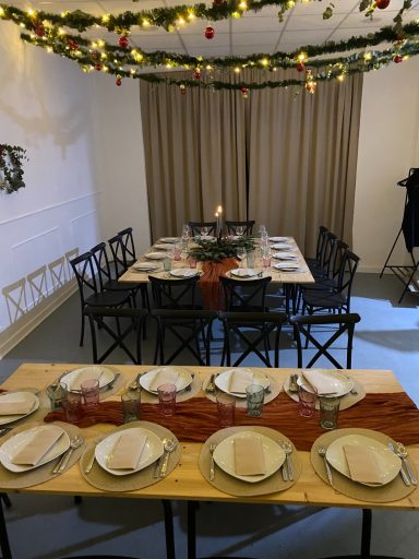 Montaje de mesa larga decorada para celebración especial