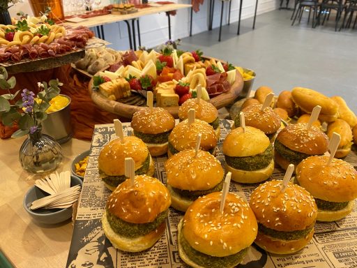 Aperitivo y gastronomía preparada para cumpleaños sorpresa en salón de eventos