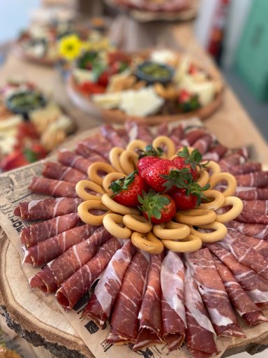 Mesa de aperitivo completa en celebración íntima familiar