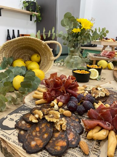 Mesa preparada para experiencia gastronómica