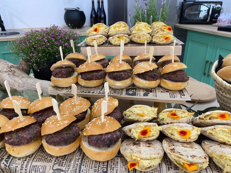 Mini hamburguesas y pita de pollo, catering para grupos en Valencia