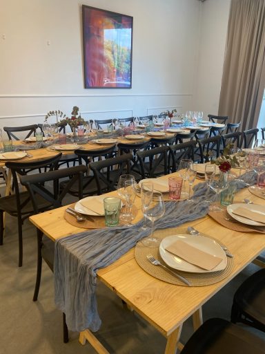 Mesa preparada con vajilla para un cumpleaños en Valencia