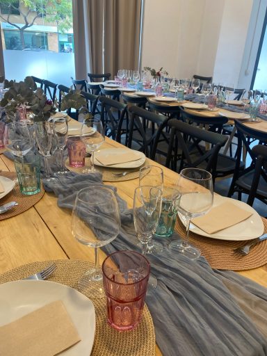 Comedor decorado para una celebración familiar en Valencia