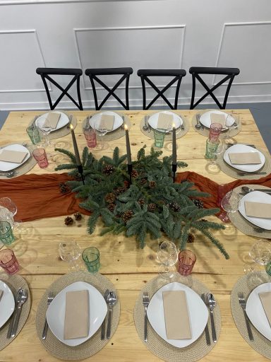 Detalle de vajilla en mesa imperial