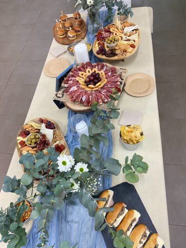 Detalle de presentación gastronómica en catering a domicilio para bautizo familiar estilo informal