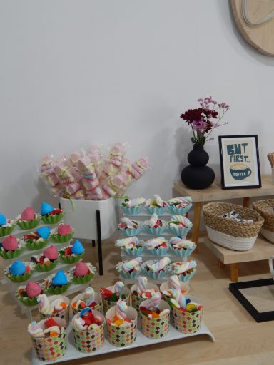 Mesa dulce preparada para evento familiar