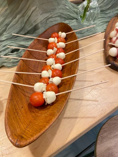 Mesa gastronómica con selección de aperitivos para evento familiar en GDM