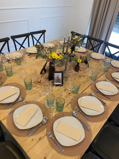 Mesa imperial íntima preparada para celebración de bodas de oro en GDM