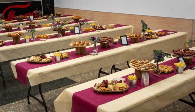 Vista general del montaje gastronómico para presentación de fallera mayor en falla