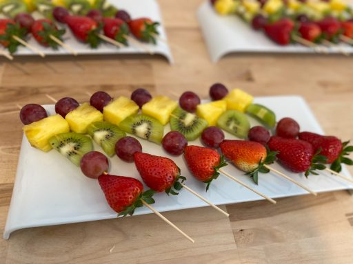 Montaje de catering informal para cumpleaños en salón GDM