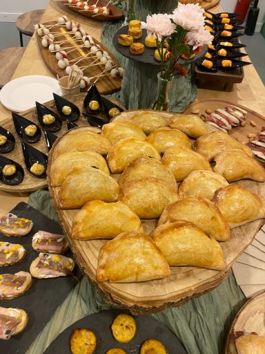 Salón GDM preparado para cumpleaños con gastronomía en formato cóctel