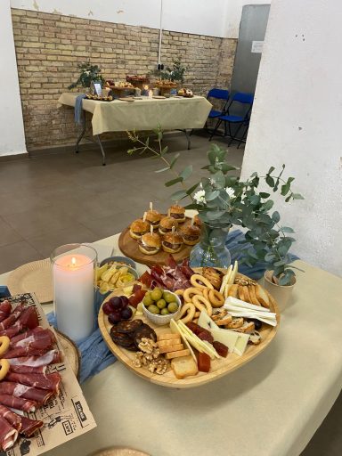 Montaje de cuatro mesas de servicio tipo cóctel para celebración de bautizo en espacio para eventos externo