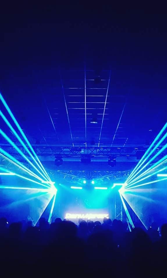 Evento público, actuaciones en directo y djs