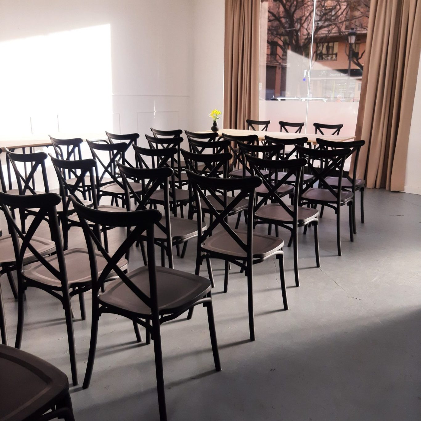 Espacio preparado para evento de empresa