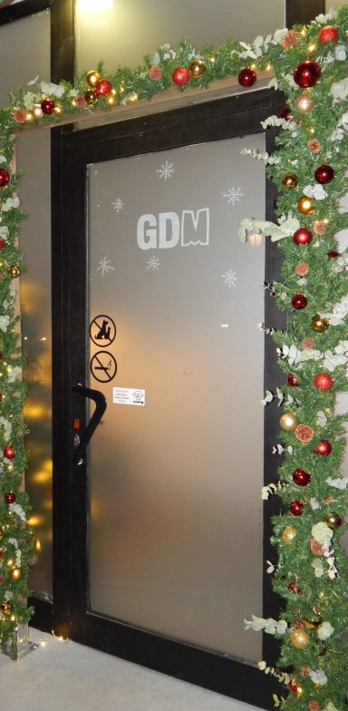 Entrada decorada para evento navideño en salón privado de Patraix