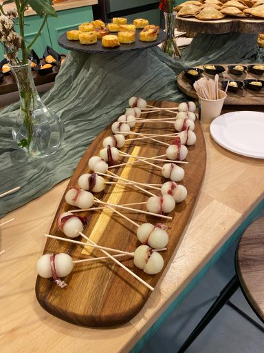 Aperitivos preparados para recibir a una familia en celebración de cumpleaños