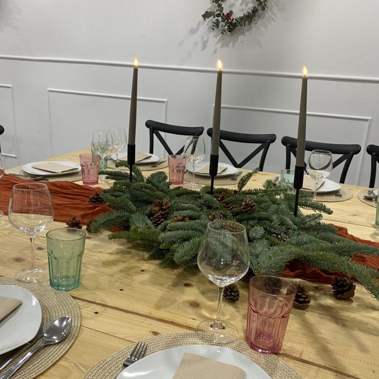 cena de Navidad en salón privado en Valencia mesa imperial con decoración de navidad