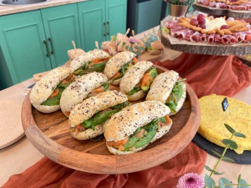 Bocatines de salmón y aguacate presentados en evento de 18 cumpleaños