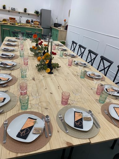 Montaje de mesa imperial con vajilla y cristalería