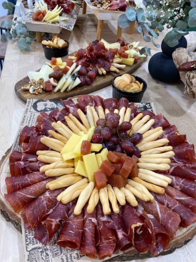 Mesa dispuesta para comida privada