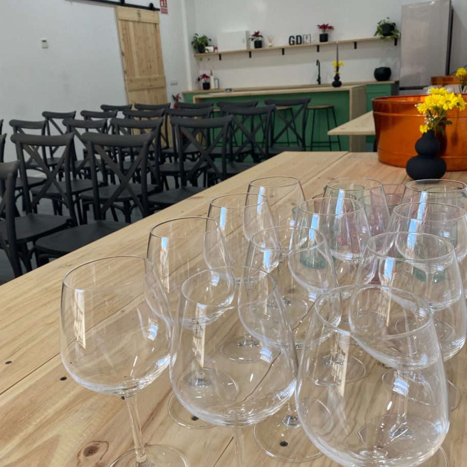 Sillas montadas en formato teatro y cóctel posterior