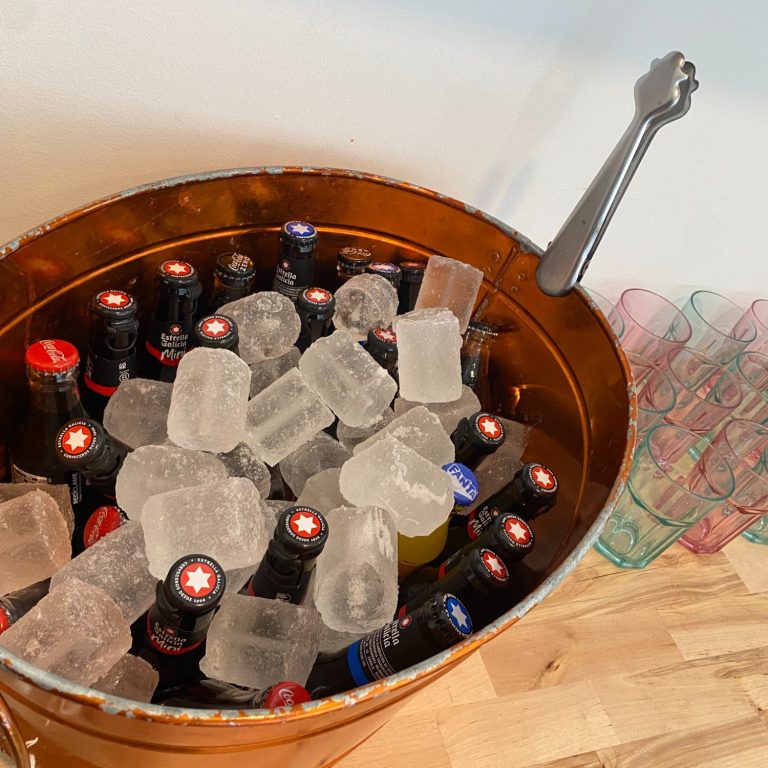 corner de bebidas con cervezas y refrescos en evento privado