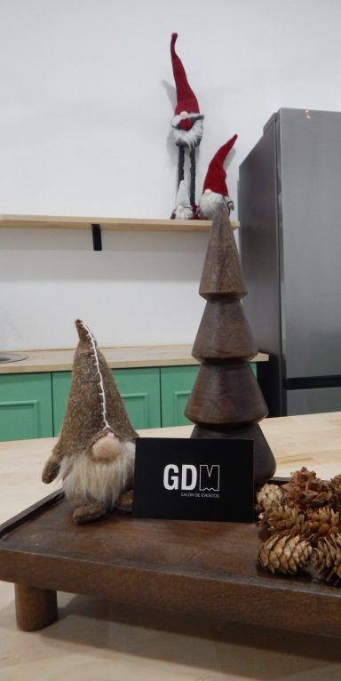 Ambientación cálida para comidas de Navidad en salón para celebraciones