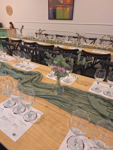 Copas de vino preparadas para una cata en GDM Salón de Eventos