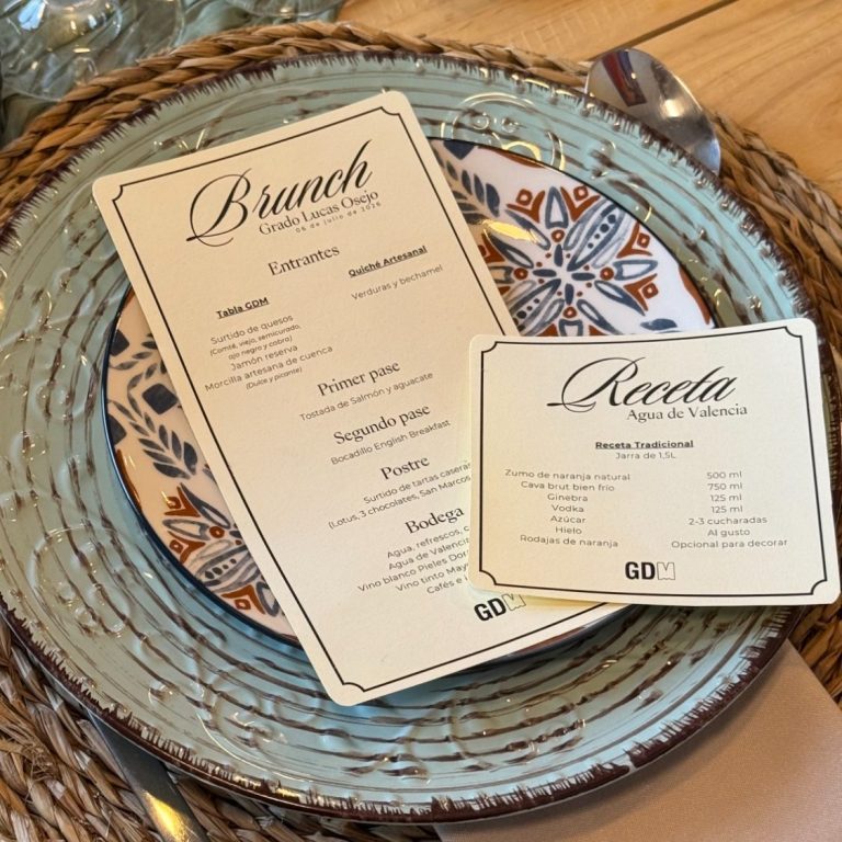 Detalle de mesa preparada para evento a medida