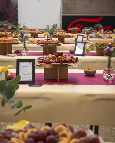 Aperitivo completo dispuesto en mesas para recepción informal con toque elegante
