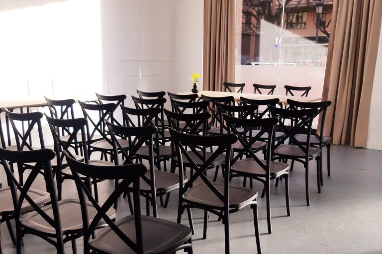 Montaje en forma de teatro con sillas alineadas