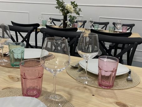 Detalle de vajilla completa y montaje de mesa elegante en evento privado celebrado en GDM Salón de Eventos