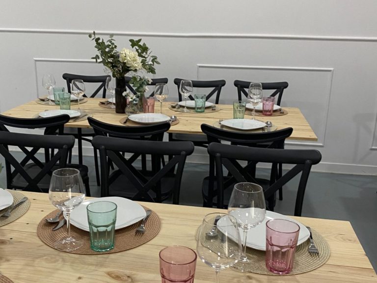 Mesa preparada para comida familiar de Navidad en salón privado