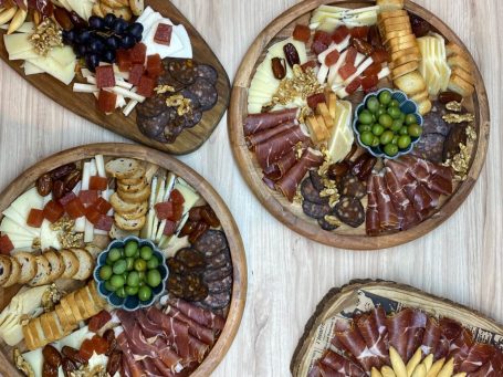 Tablas de aperitivo preparadas para servicio delivery de GDM en Valencia listas para celebrar en casa