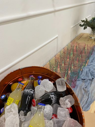 Zona de cóctel con presentación gastronómica