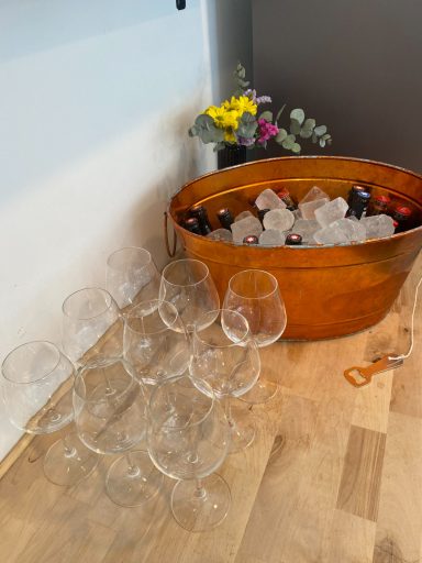 Corner de cervezas y refrescos en celebración de futura mamá
