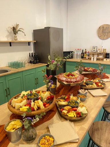 Aperitivo de bienvenida preparado para celebración de 55 cumpleaños