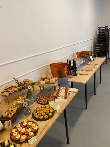 Espacio preparado para evento tipo cóctel