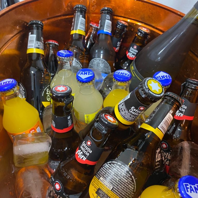 Bodega en evento, bebida para eventos Cubitera llena de bebida