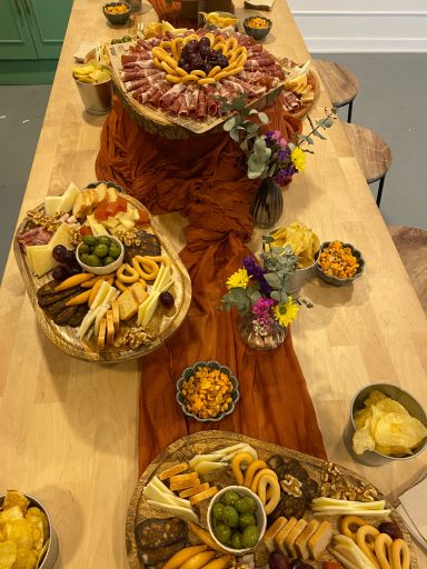 Aperitivo de bienvenida en aniversario familiar de 50 años de matrimonio