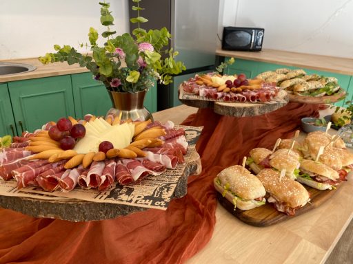 Mesa con rosetones de jamón y queso en celebración de cumpleaños juvenil