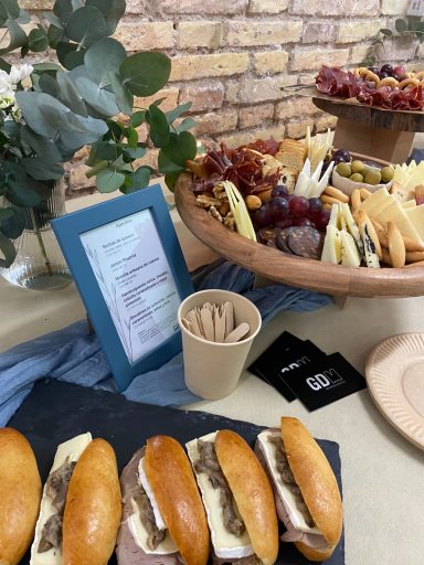 Aperitivo de bautizo servido a domicilio con mesas self service decoradas para 30 invitados en espacio externo