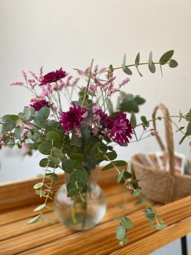 Detalle floral para bautizo en salón de eventos