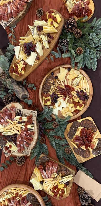 Montaje de cóctel para celebración de Navidad en local privado