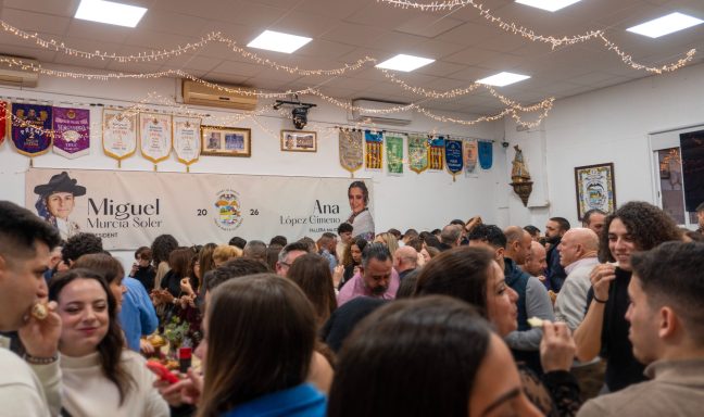 Salón de la Falla Poeta Llorente en Quart de Poblet lleno de invitados durante presentación fallera