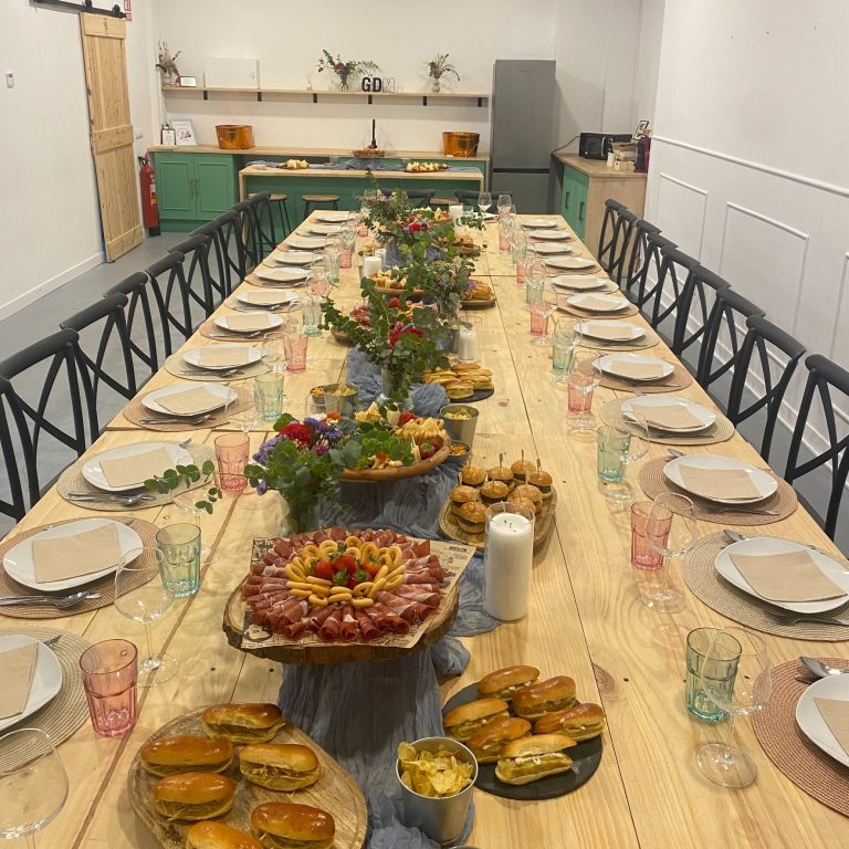 mesa imperial decorada para cumpleaños en Valencia