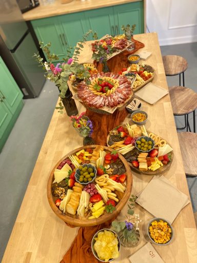 Mesa de aperitivo en celebración informal de 55 cumpleaños