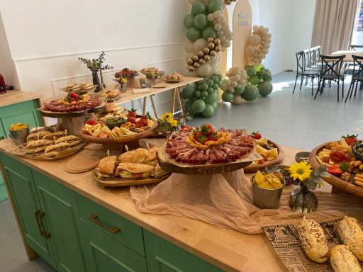 Ambiente familiar durante celebración sorpresa para futura mamá